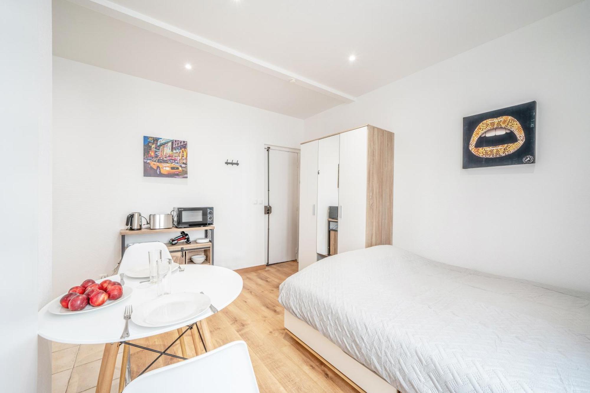 Rue Roger In Montparnasse Denfert Rochereau - With Direct Train To & From Cdg Airport